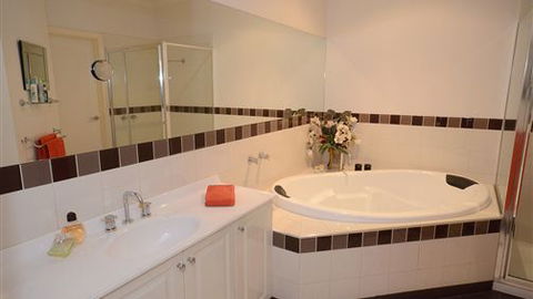 DeLuca - Accommodation VIC 1