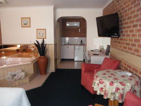 BEST WESTERN Colonial Motor Inn Bairnsdale - Accommodation VIC 3