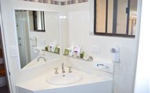 Hilltops Retreat Motor Inn - Young - Accommodation VIC 0