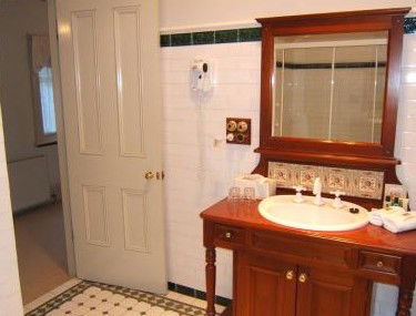 Whispering Pines - Accommodation VIC 3