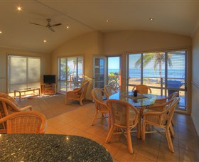 Rollingstone Beach Front Resort - Accommodation VIC 3