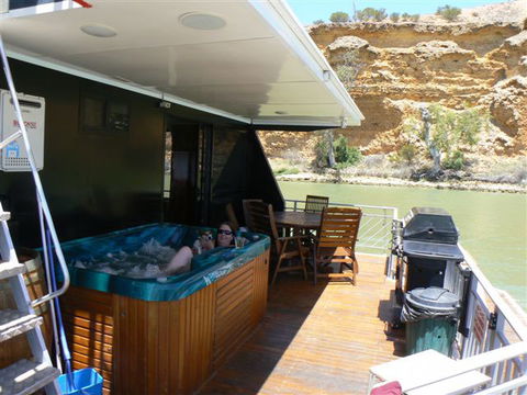 Takeme2 Houseboat - Accommodation VIC 4