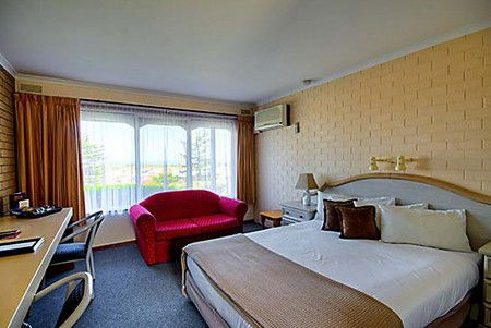Raglan Motor Inn - Accommodation VIC 0