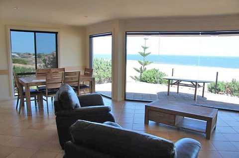 Cliff House Beachfront Villas - Accommodation VIC 1
