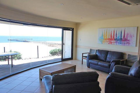 Cliff House Beachfront Villas - Accommodation VIC 2