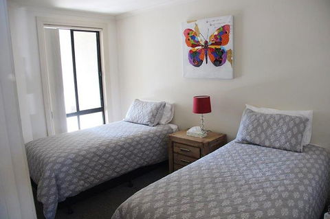 Cliff House Beachfront Villas - Accommodation VIC 3