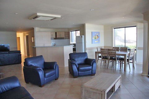 Cliff House Beachfront Villas - Accommodation VIC 4