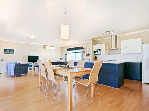 Century 21 SouthCoast: Whinnerah Sunsets - Accommodation VIC 2
