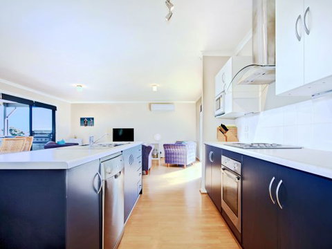 Century 21 SouthCoast: Whinnerah Sunsets - Accommodation VIC 3