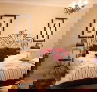 Azalea Cedar-Rose Villa - Accommodation VIC