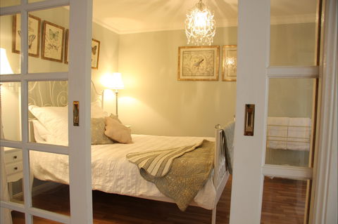 Azalea Cedar-Rose Villa - Accommodation VIC 3