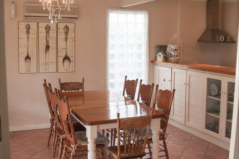 Azalea Cedar-Rose Villa - Accommodation VIC 5