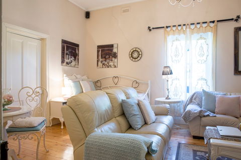 Azalea Cedar-Rose Villa - Accommodation VIC 8