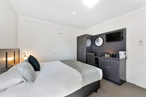 The Cornwall Historic Hotel - Accommodation VIC 9