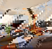 Hudson Bay at Basin View - Accommodation VIC