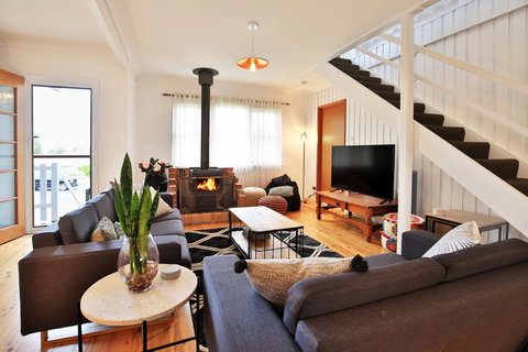 Hudson Bay At Basin View - Accommodation VIC 0