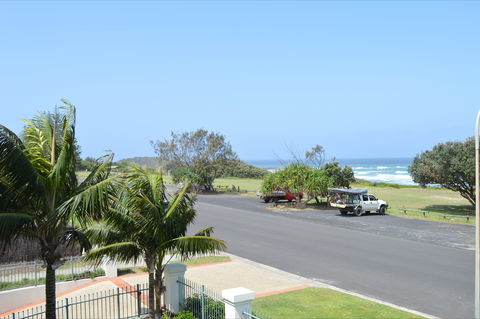 Breakers 1 / 5 At Yamba - Accommodation VIC 1