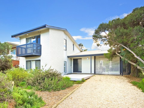 Century 21 SouthCoast: Tennis Elbow - Accommodation VIC 0