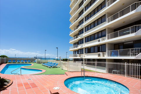 Breakers North - Absolute Beach Front Holiday Apartments - Accommodation VIC 2