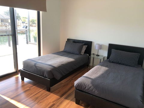 Port Bouvard Retreat - Large Family Friendly Canal Home With Private Jetty - Accommodation VIC 2