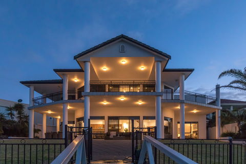 Port Lincoln Marina Luxury Escape - Accommodation VIC 0