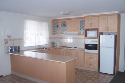 Park Lane Tourist Park - Accommodation VIC 3