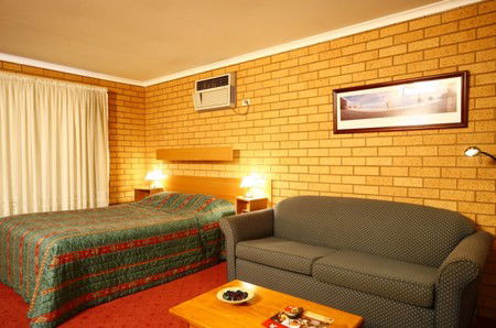Blue Whale Motor Inn & Apartments - Accommodation VIC 3