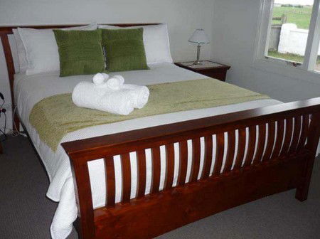 Calgary House & Cottage Accommodation - Accommodation VIC 4