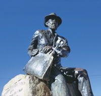 Paddy Hannans Statue - Accommodation VIC