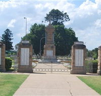 Warwick War Memorial and Gates - Accommodation VIC