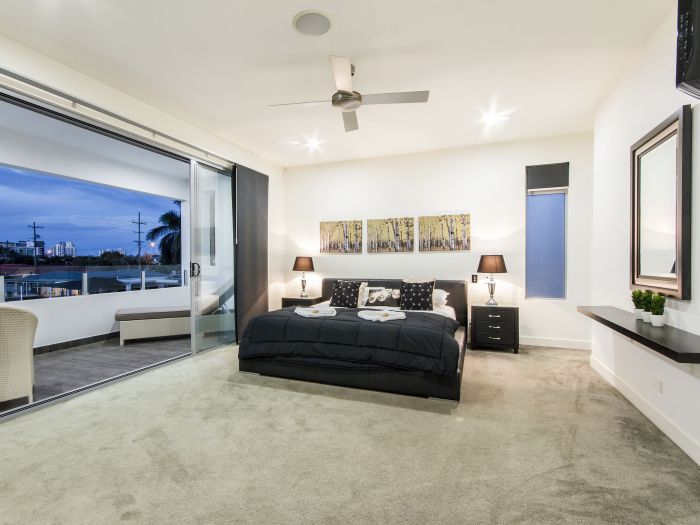 Broadbeach Waters QLD Accommodation VIC