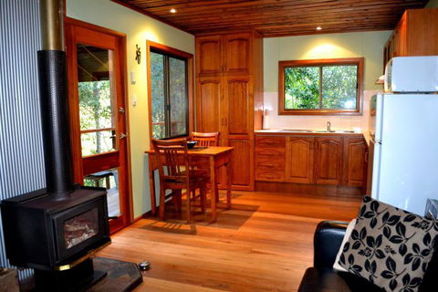 Waterfall Hideout-Rainforest Cabin For Couples - Accommodation VIC 3