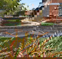 Bauer and Wiles Memorial Fountain - Accommodation VIC