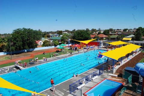 Holland Park Pool - Accommodation VIC 1