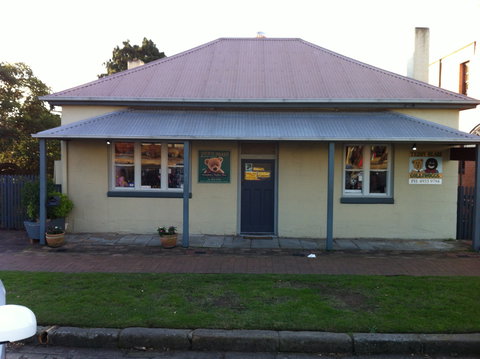 Teddy Bears Downstairs And Grandma's Feather Bed - Accommodation VIC 0