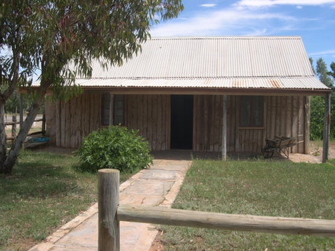 Early Settlers Cottage (Solly's Hut) - Accommodation VIC 0