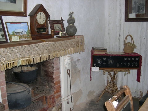 Early Settlers Cottage (Solly's Hut) - Accommodation VIC 1