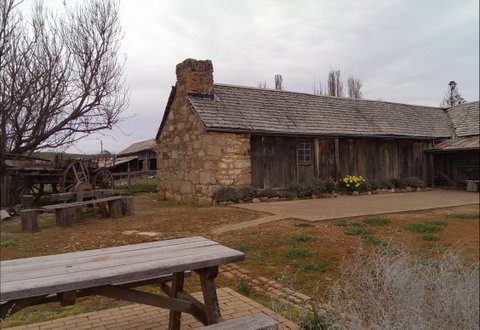 Early Settlers Hut - Accommodation VIC 0