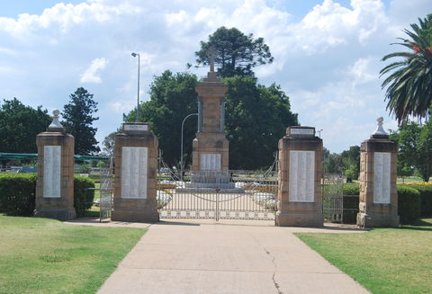 Warwick War Memorial And Gates - Accommodation VIC 0