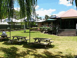 Oakbank Hotel - Accommodation VIC 3