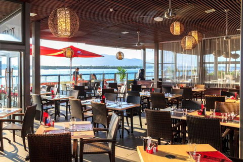 Dundee’s Restaurant On The Waterfront - Accommodation VIC 3