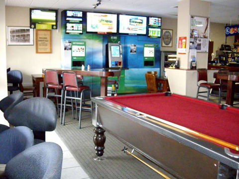 Oxford Hotel - Accommodation VIC 3