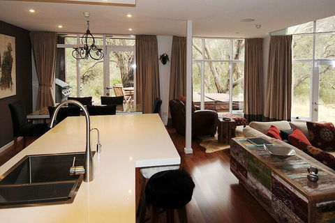 Treehouse - Accommodation VIC 3