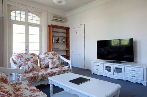 Lowena Cafe And Accommodation - Accommodation VIC 6