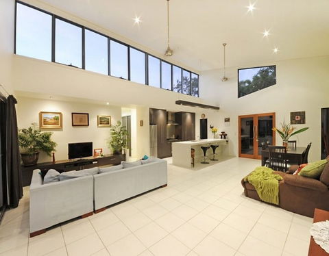 Hilltop Views - Accommodation VIC 2