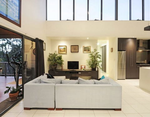 Hilltop Views - Accommodation VIC 4