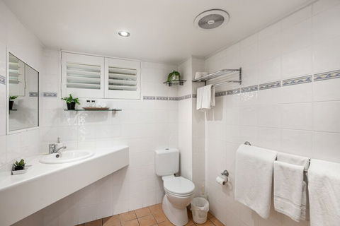 Sunlit Waters Studio Apartments - Accommodation VIC 5