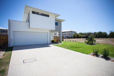 Petrie Beach Holiday Home - Accommodation VIC 3