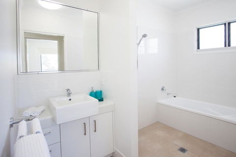 Petrie Beach Holiday Home - Accommodation VIC 6