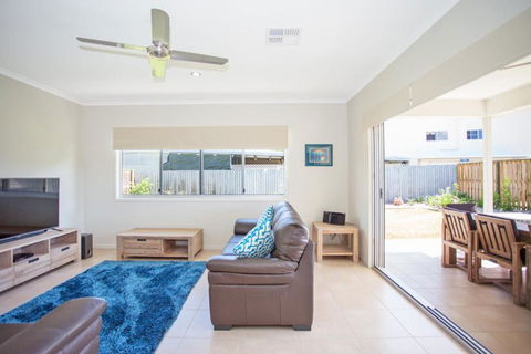 Petrie Beach Holiday Home - Accommodation VIC 5